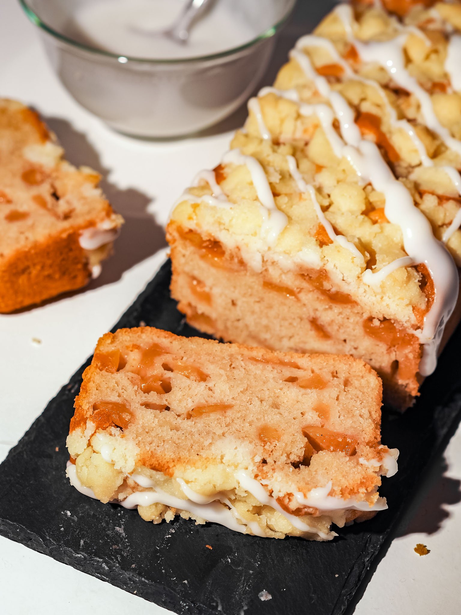 Loaf cake apple and crumble